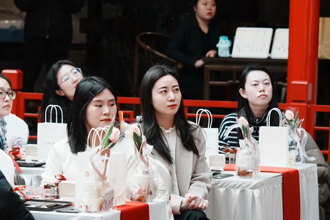 红龙扑克 - 专业在线扑克赛事运营商